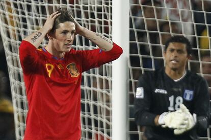 El delantero de la selección española, Fernando Torres, se lleva las manos a la cabeza tras haber fallado una ocasión de gol.