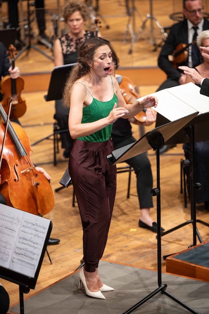 La soprano Sarah Maria Sun, solista de la obra ‘Augen’ de Enno Poppe, junto a Les Siècles y François-Xavier Roth.