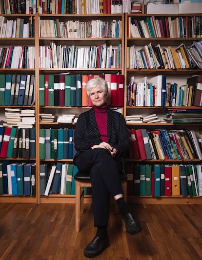 Inger Enkvist, en el estudio de su casa en el centro de Lund (Suecia).