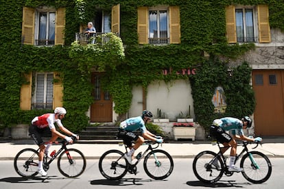 Una mujer observaba este martes desde su ventana a los ciclistas, durante la tercera etapa de la 74ª edición de la cerrera ciclista 'Criterium du Dauphine'. En esta etapa se recorren 169 kilómetros desde Saint-Paulien hasta Chastreix-Sancy.