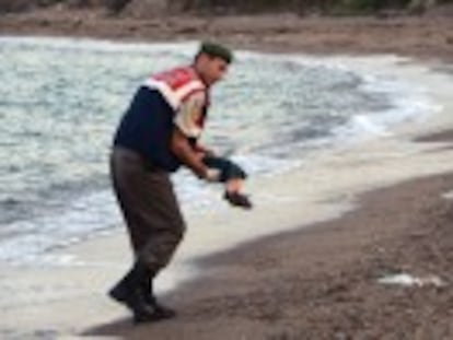 Os cadáveres dos dois meninos apareceram na manhã desta quinta numa praia turca. A foto de um deles mobiliza as redes sociais