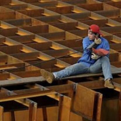 Un trabajador de la construcción en China