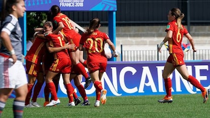 Las jugadoras de España festejan el gol de Claudia Pina ante Paraguay.