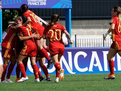 Las jugadoras de España festejan el gol de Claudia Pina ante Paraguay.