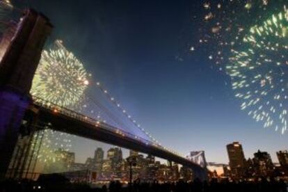 Fuegos artificiales de Nochevieja desde el puente de Brooklyn, en Nueva York (EE. UU.).