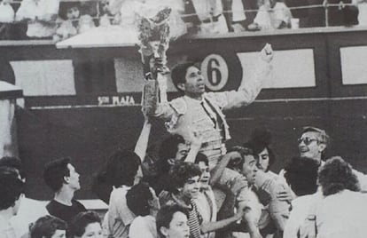 Manili, a hombros en Las Ventas el 5 de junio de 1988.