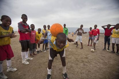 Entrenamiento del Magic Football Club en la playa de Cité Soleil, en Puerto Príncipe, Haití. 22 de mayo de 2014.