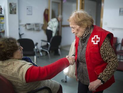 Concha Herrera (derecha), con una paciente en el centro de la Cruz Roja de Córdoba.