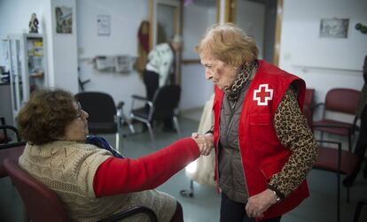 Concha Herrera (derecha), con una paciente en el centro de la Cruz Roja de Córdoba.