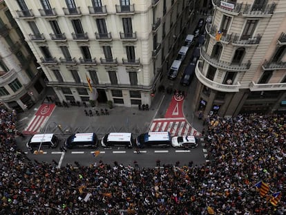 Manifestación independentista de 2019 frente a la jefatura de la Policía Nacional de Via Laietana, en Barcelona.