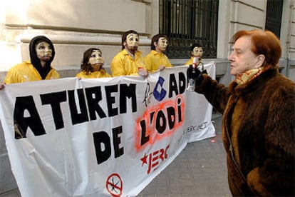 Una anciana increpa a los cinco miembros de las Juventudes de ERC encadenados a la fachada de la Cadena COPE en Madrid.