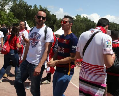 Dos seguidores del Sevilla y del Barça, este sábado en Madrid.