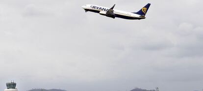 Un avi&oacute;n de Ryanair despega desde el aeropuerto de Barcelona.