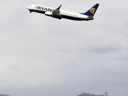 Un avión de Ryanair despega desde el aeropuerto de Barcelona.