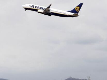 Un avi&oacute;n de Ryanair despega desde el aeropuerto de Barcelona.