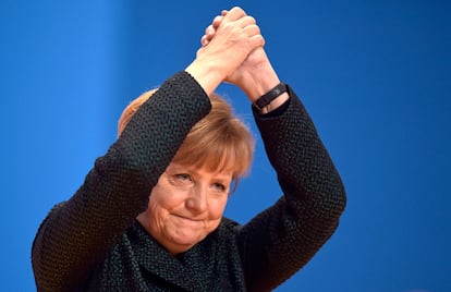 La canciller y presidenta alemana de la Unión Cristianodemócrata (CDU), Angela Merkel, saluda durante el congreso federal de su partido en Colonia, Alemania, tras ser reelegida con el 96,7 % de los votos.
