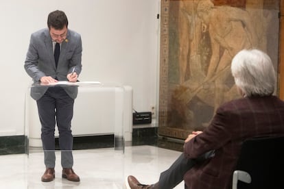 El presidente de la Generalitat, Pere Aragonès, firma el acuerdo con sindicatos y patronales, frente al presidente de Foment del Treball, Josep Sánchez Llibre.