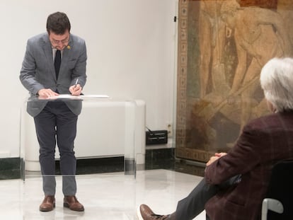 El presidente de la Generalitat, Pere Aragonès, firma el acuerdo con sindicatos y patronales, frente al presidente de Foment del Treball, Josep Sánchez Llibre.