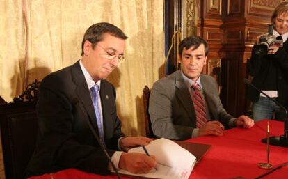 José Luis Bilbao (izquierda) y Jabyer Fernández firman en diciembre de 2006 para la construcción de viviendas modulares.