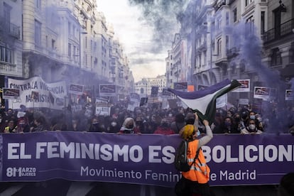 Manifestación convocada por el Movimiento Feminista de Madrid, que ha recorrido la Gran Vía, desde Cibeles hasta plaza de España.