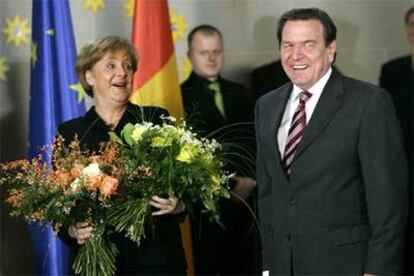 Angela Merkel, junto al ex canciller Gerhard Schröder.