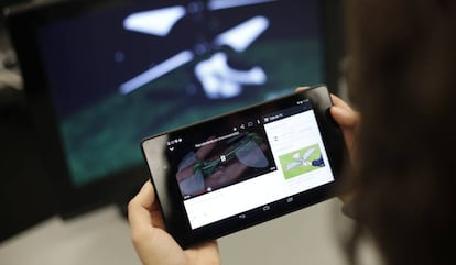 Una usuaria conecta una tableta con un ordenador gracias al dispositivo Chromecast.