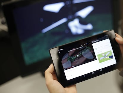 Una usuaria conecta una tableta con un ordenador gracias al dispositivo Chromecast.