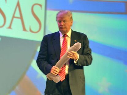 Muntatge fotogràfic de Donald Trump amb un vibrador.