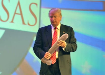 Muntatge fotogràfic de Donald Trump amb un vibrador.