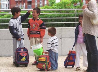 Varios niños con sus mochilas a punto iniciar el pasado curso escolar, en un centro de Primaria de San Sebastián.