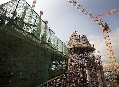 La estructura de hierro y madera que servirá para construir la hiperboloide que cubrirá el ábside de la Sagrada Familia.