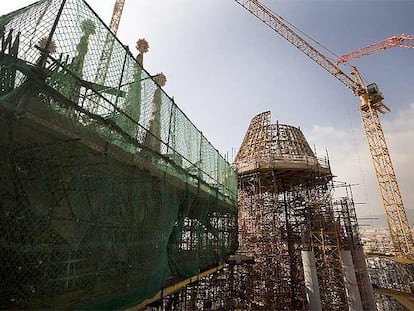 La estructura de hierro y madera que servirá para construir la hiperboloide que cubrirá el ábside de la Sagrada Familia.