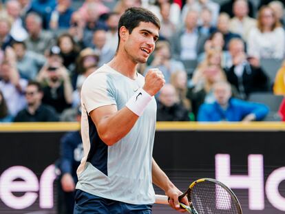 Carlos Alcaraz  celebra su victoria ante Alex Molcan este sábado en el ATP 500 de Hamburgo.