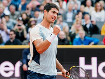 Carlos Alcaraz  celebra su victoria ante Alex Molcan este sábado en el ATP 500 de Hamburgo.