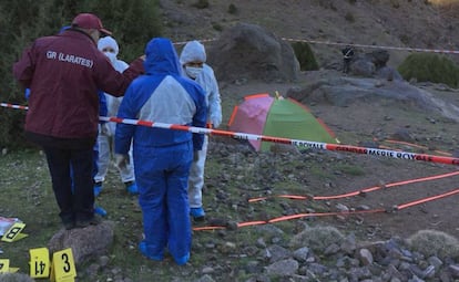 Imagen de la televisión 2M que muestra a policías en la escena del crimen de las dos turistas escandinavas degolladas en Marruecos en 2019.
