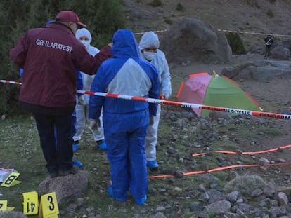 Imagen de la televisión 2M que muestra a policías en la escena del crimen de las dos turistas escandinavas degolladas en Marruecos en 2019.