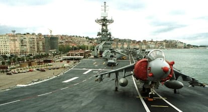 Un avión Harrier en el antiguo portaaviones Príncipe de Asturias.