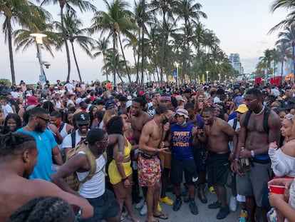 Miles de personas beben y se divierten sin mascarillas ni distancias en las calles de Miami Beach, este sábado.