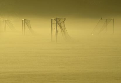 Porterías de fútbol entre la niebla del otoño en Dukes Meadows en Chiswick, al oeste de Londres, 13 de noviembre 2013.