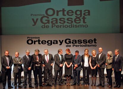 De izquierda a derecha, José Luis Sainz, Ignacio Polanco, Jesús Ceberio, Javier Moreno, Joaquín Estefanía, Juan Luis Cebrián, Elena Ochoa Foster, Humberto Padgett, Carmela Ríos, Soledad Puértolas y Jacobo Méndez, durante la ceremonia de entrega de los Premios Ortega y Gasset.