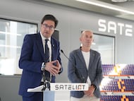El ministro para la Transformación Digital, Óscar López, a la izquierda, y el CEO de Sateliot, Jaume Sanpera.