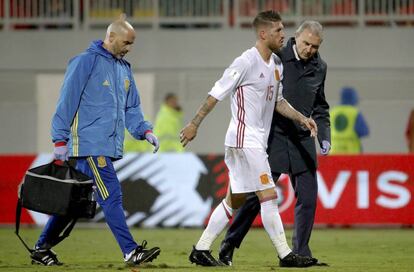 El defensa de España Sergio Ramos se lesiona durante el partido.