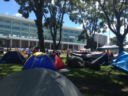 Parte do acampamento dos professores, na frente do Pal&aacute;cio do Governo.