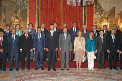 De izquierda a derecha, en primera fila, Pedro Solbes; los presidentes de Cantabria, Miguel Ángel Revilla; Andalucía, Manuel Chaves; Cataluña, Pasqual Maragall; José Luis Rodríguez Zapatero; don Felipe; don Juan Carlos; doña Sofía; doña Letizia; los presidentes de Euskadi, Juan José Ibarretxe; Galicia, Emilio Pérez Touriño; Asturias, Vicente Álvarez Areces, y La Rioja, Pedro Sanz. Detrás, de izquierda a derecha, Juan José Imbroda (Melilla), Juan Jesús Vivas (Ceuta), Esperanza Aguirre (Madrid), Juan Carlos Rodríguez Ibarra (Extremadura), Adán Martín (Canarias), Marcelino Iglesias (Aragón), Ramón Valcárcel (Murcia), Francisco Camps (Comunidad Valenciana), José María Barreda (Castilla-La Mancha), Miguel Sanz (Navarra); Jaume Matas (Baleares), Juan Vicente Herrera (Castilla y León), y el ministro Jordi Sevilla.