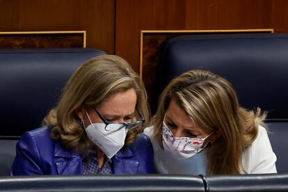 Nadia Calviño (izquierda) y Yolanda Díaz, en una sesión de control al Gobierno en el Congreso.