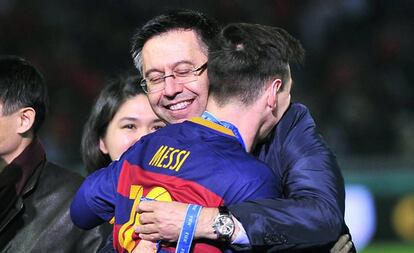 Bartomeu abraza a Messi, en Yokohama en 2015.