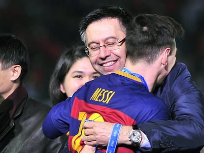 Bartomeu abraza a Messi, en Yokohama en 2015.