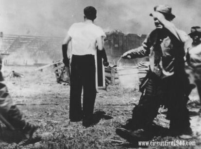 O incêndio do circo Ringling deixou 168 mortos. Na imagem, o palhaço Emmett Kelly carrega um balde de água para apagar o fogo.