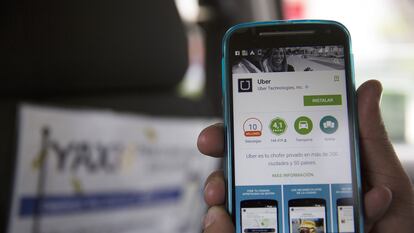 Un hombre se dispone a usar la aplicación de Uber en su teléfono móvil, en 2015 en México.