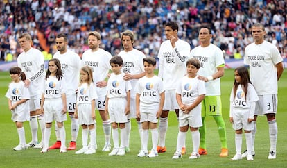 Los jugadores del Madrid portan camisetas en recuerdo a las victimas de Nepal